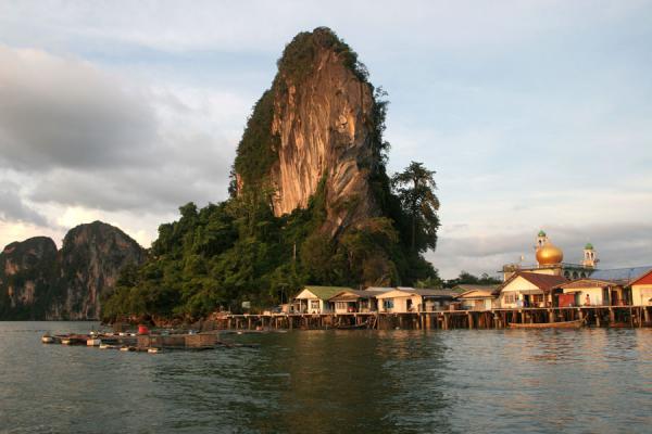 Picture of Ko Panyi (Thailand): Ko Panyi: typical hill towering over the houses and mosque of this fishing village