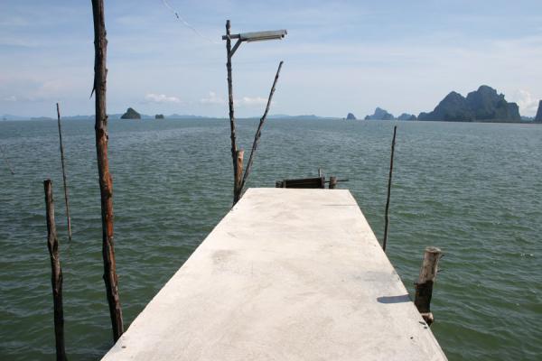 Picture of Ko Panyi (Thailand): Ko Panyi: end of street of this fishing village with islands of Phang Nga Bay