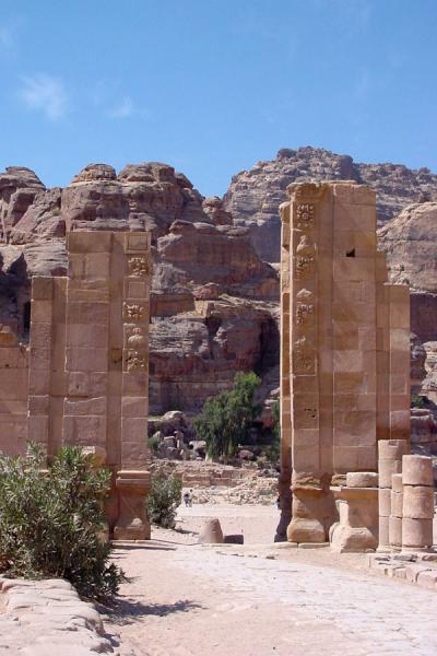 http://www.traveladventures.org/continents/asia/images/petra07.jpg