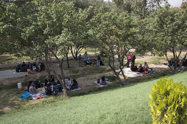 Girls having a picnic in the Gardens of Babur | Giardini di Babur | Afghanistan