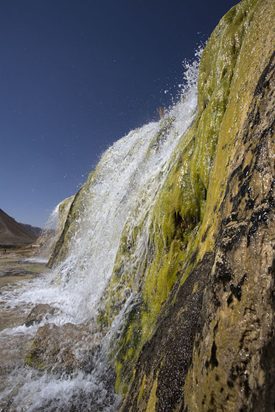 Photo de Looking up a waterfall under the dam of Band-e HaibatBand-e Amir - Afghanistan