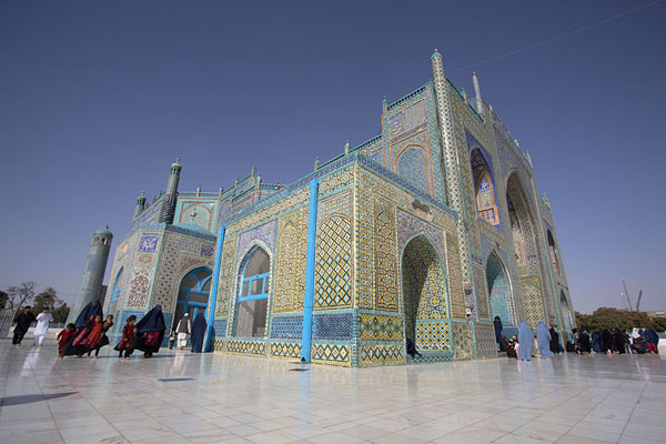 Looking up the southwestern corner of the Blue Mosque | Sanctuaire de Hazrat Ali | Afghanistan