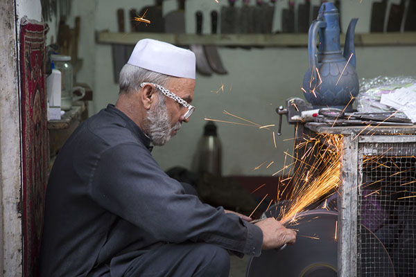 Man sharpening a knife | Ka Faroshi Market | Afghanistán