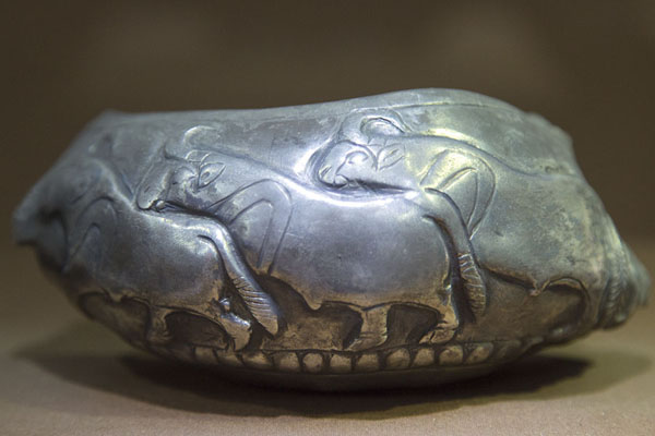 Fragment of a bowl with three bulls, Tepe Fullol, 3rd century BCE | Museo de Kabul | Afghanistán