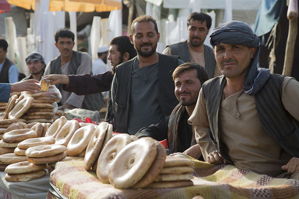 Photo de Men selling fresh bread at the marketMazar-e-Sharif - Afghanistan