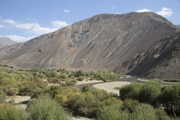 The Panjshir river surrounded by mountains | Valle de Panjshir | Afghanistán