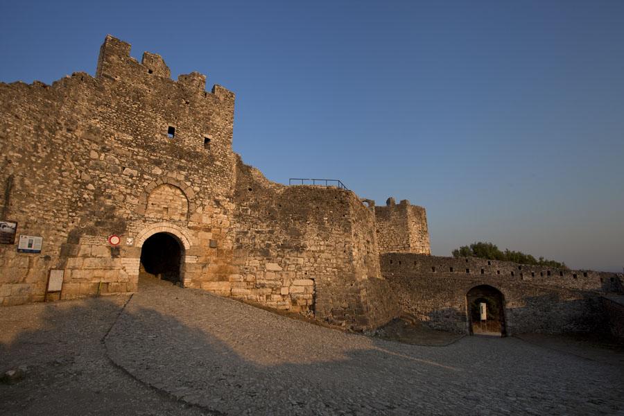Photo de Albanie (The main entrance gate of Berat in the early morning)