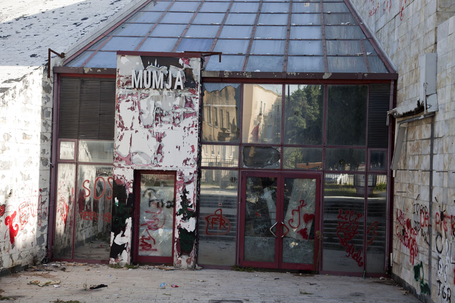 Foto van Broken windows and graffiti at the entrance of the Mumja discotheque - Albanië - Europa