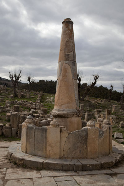 Foto de Conical fountain on the Cardo MaximusDjemila - Argelia