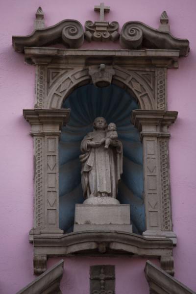 Foto van Statue in the pink facade of the Igreja de Nossa Senhora do Carmo - Angola - Afrika