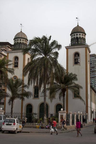 Foto van Igreja de Nossa Senhora dos Remédios with remarkable bell towers - Angola - Afrika