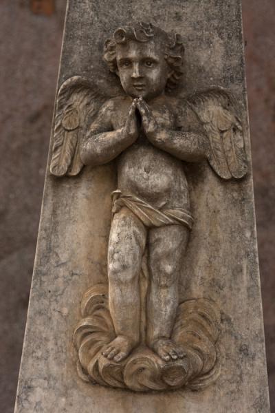 Angel sculpted on a tombstone in the cemetery of Alto das Cruzes | Cimetière de Alto das Cruzes | Angola