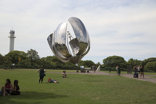 Picture of People in the park at the Plaza Naciones Unidas surrounding the Floralis Genérica