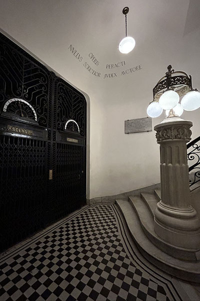 Photo de Elevators and staircase in Palacio BaroloPalacio Barolo - l'Argentine