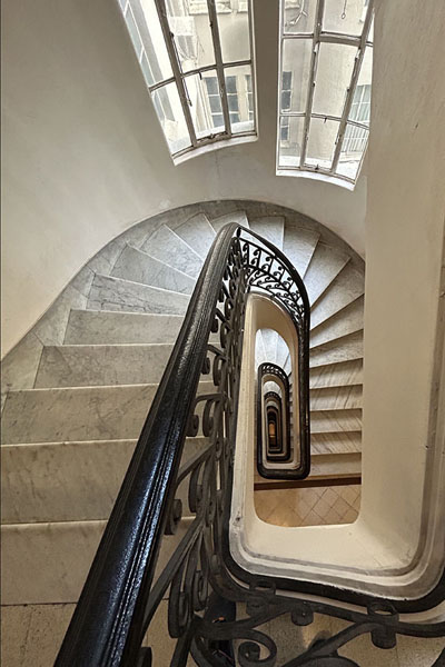 Foto van Looking down the stairs inside Palacio BaroloPalacio Barolo - Argentinië