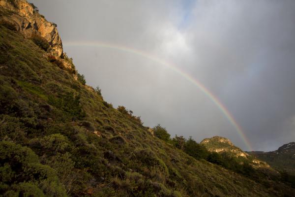Foto de Argentina (Bright rainbow over the lower hills of Los Glaciares National Park)