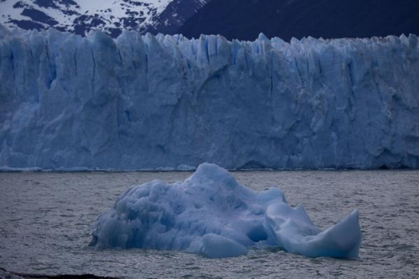 Small iceberg floating in Lago Argentino with the Perito Moreno in the background | Perito Moreno Glacier | Argentina