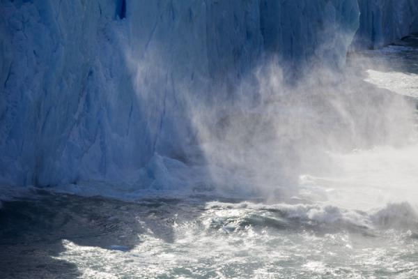 Picture of Chunks of ice falling into Lago Argentino causing a small tsunami