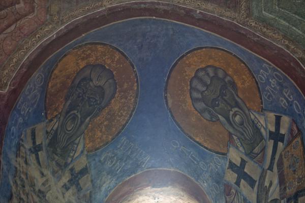 Two saints inside a window of Akhtala church | Akhtala klooster | Armenië