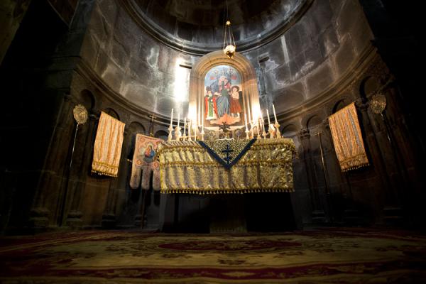 Photo de Altar in the gavit of Geghard MonasteryMonastère de Geghard - Armenia