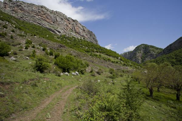 Foto van Janapar trail between Karintak and Mkhitarishen villagesKarkar gorge hike - Armenië