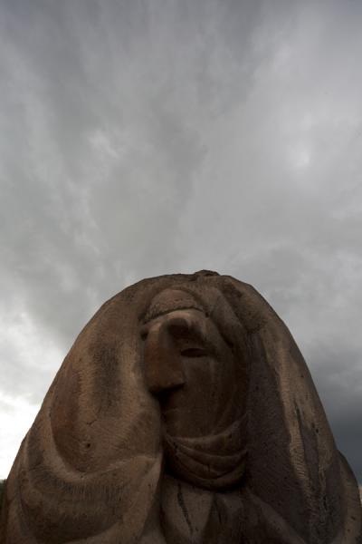 Foto van Sculpted head, part of the memorial complexStepanakert Memorial Complex - Armenië