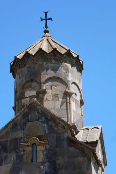 Foto van Dome of the Mother of God church, built right over the entrance to the Tatev Monastery complexTatev klooster - Armenië