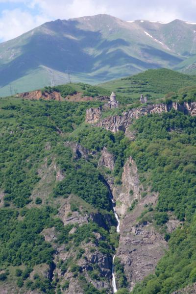 Panorama of mountains with Tatev Monastery seen high above the valley below | Tatev klooster | Armenië
