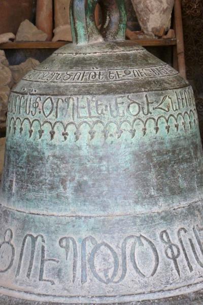 Foto van Large bell on display in Tatev MonasteryTatev klooster - Armenië