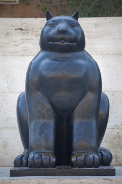 Foto di Fat cat, vintage Botero bronze at the foot of the Cascade - Armenia - Asia