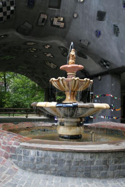 Foto van Fountain of HundertwasserhausWenen - Oostenrijk