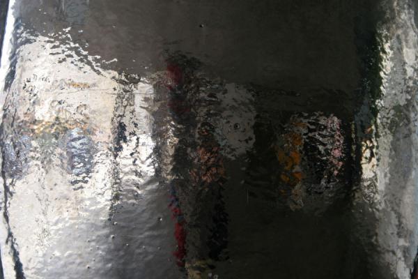 Foto van Hundertwasserhaus: reflections in one of the columns - Oostenrijk - Europa