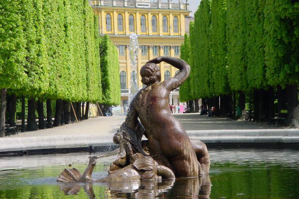 Picture of Schönbrunn Palace (Austria): Schönbrunn palace: sculpture and fountain with palace in the background