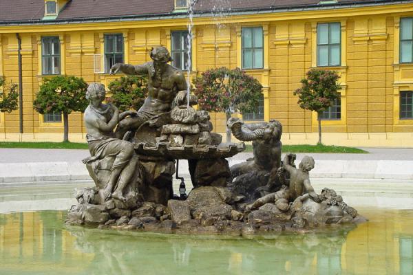 Foto van Fountain at the entrance of Schönbrunn PalaceSchönbrunn - Oostenrijk
