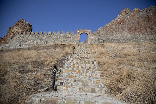 Picture of Alinja Gala fortress (Azerbaijan): Looking up the stairs leading to the southern entrance of Alinja-Gala fortress
