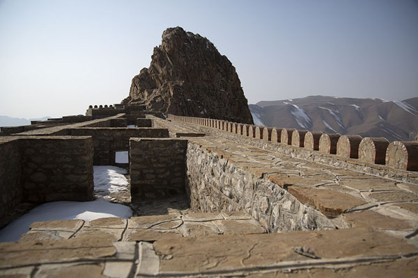 Foto van Crenellated wall with mountain: the fortress of Alinja-GalaAlinja Gala - Azerbeidjan