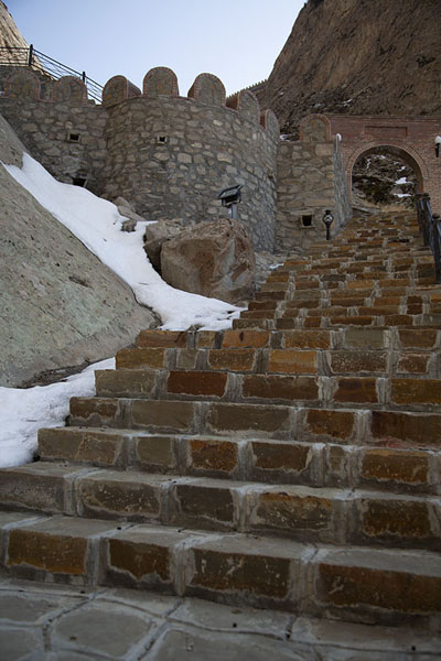 Picture of Alinja Gala fortress (Azerbaijan): Stairs lead up to the fortress through a narrow passages in the mountain