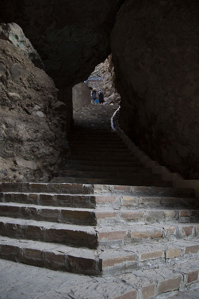 Photo de Stairs leading into a cave tunnel of the Ashabi Kahf complexAshabi Kahf - Azerbaïdjan