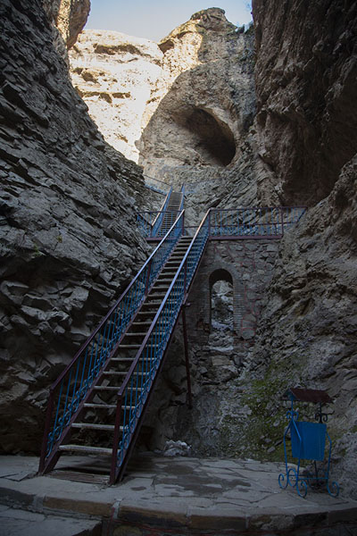 Foto van Stairs leading up to a higher part of the Ashabi Kahf cave systemAshabi Kahf - Azerbeidjan