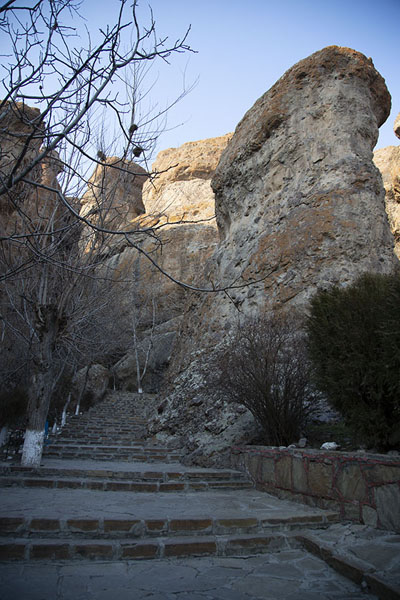 Photo de Stairs leading into the mountain where the religious caves can be foundAshabi Kahf - Azerbaïdjan