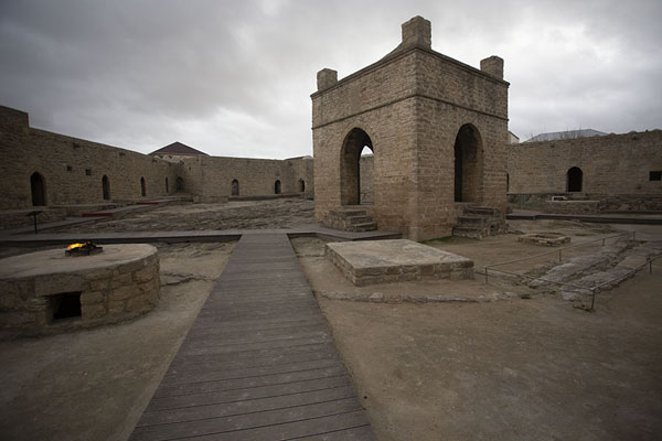 Foto di Interior view of the fire temple of AtashgahAtashgah Tempio di Fuoco - Azerbaigian