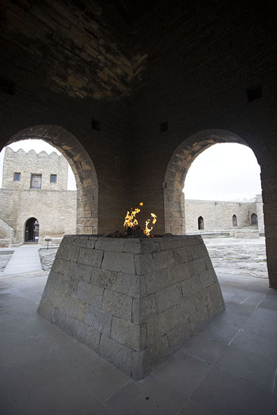 Foto di View from inside the temple with fireAtashgah Tempio di Fuoco - Azerbaigian
