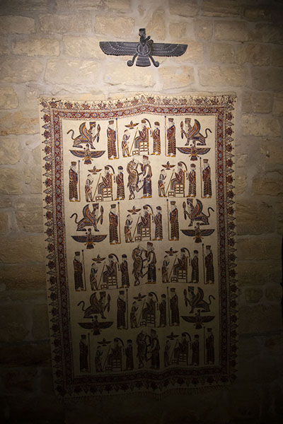 Photo de Colourful Persian drawings on display in the fire templeAtashgah Temple du Feu - Azerbaïdjan