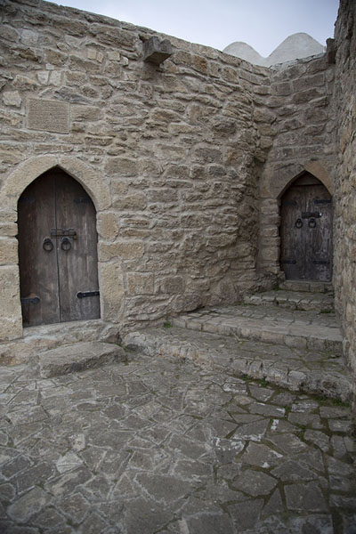 Foto van Corner of the fire temple with wooden doorsAtashgah Vuurtempel - Azerbeidjan