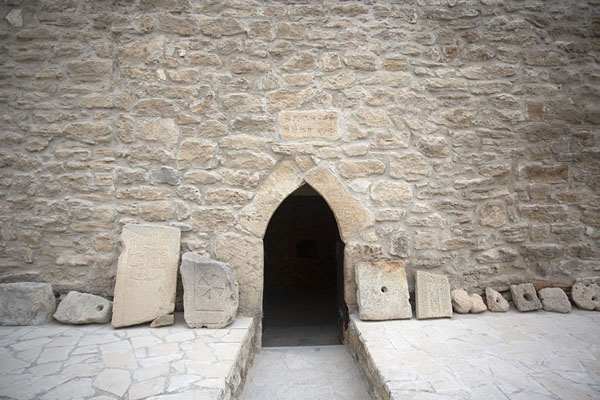 Foto van Several original slabs of stone resting against a new wallAtashgah Vuurtempel - Azerbeidjan