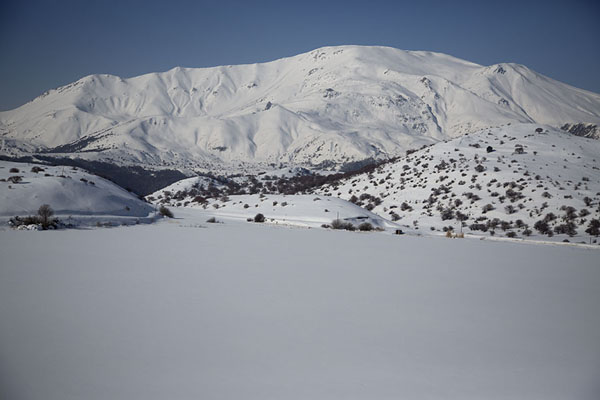 Foto van View over Lake Batabat with snowy mountain in the backgroundBatabat - Azerbeidjan