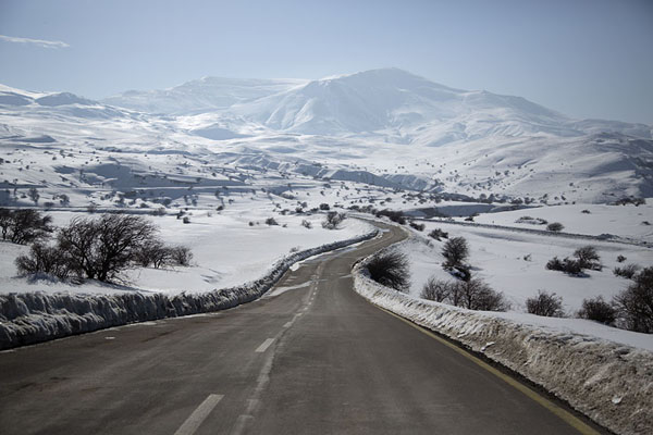 The main road in the east part of Nakhchivan through a winter landscape | Batabat Meer | Azerbeidjan