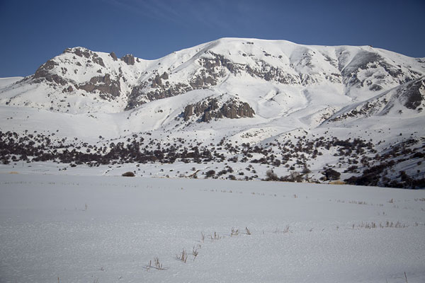 Foto de Azerbayán (Landscape with snow at Lake Batabat)
