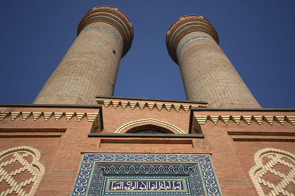 Photo de Looking up the two minarets of the Garabaghlar mausoleum complexQarabaghlar - Azerbaïdjan