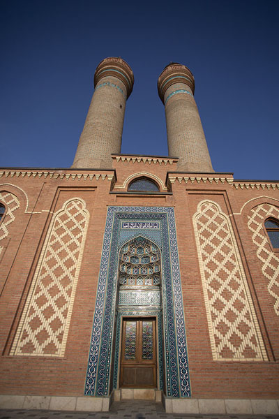Photo de Looking up the two minarets of the Garabaghlar mausoleum complexQarabaghlar - Azerbaïdjan